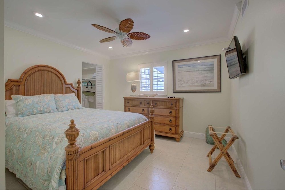 Lulu's Key House Leatherback 2/2 Downstairs,,4 star