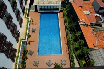 minimalist and posh studio dave apartment