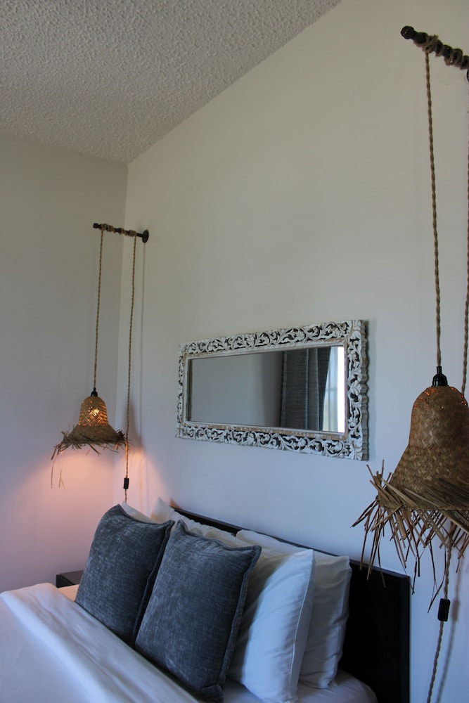 numero uno beach apartments