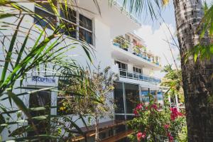 numero uno beach apartments