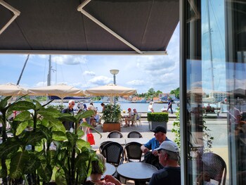 Harbour Walk,,3 star