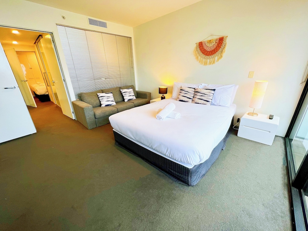 circle on cavill surfers paradise apartments holiday paradise