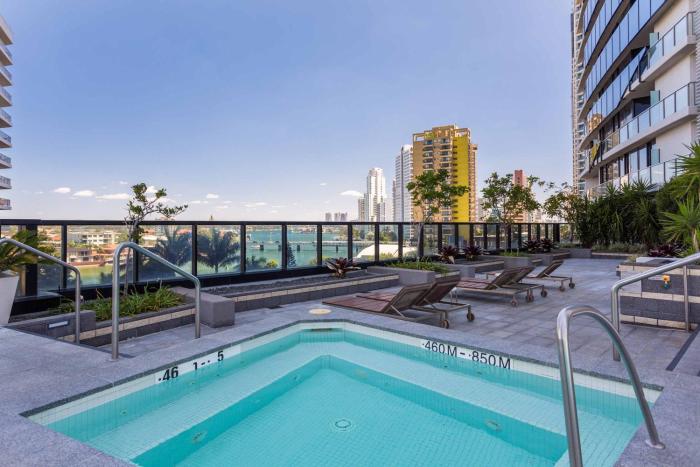 circle on cavill surfers paradise apartments holiday paradise