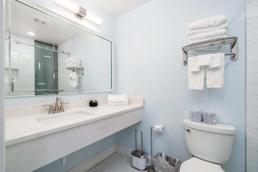 the hamilton lakefront and studio suites hot springs
