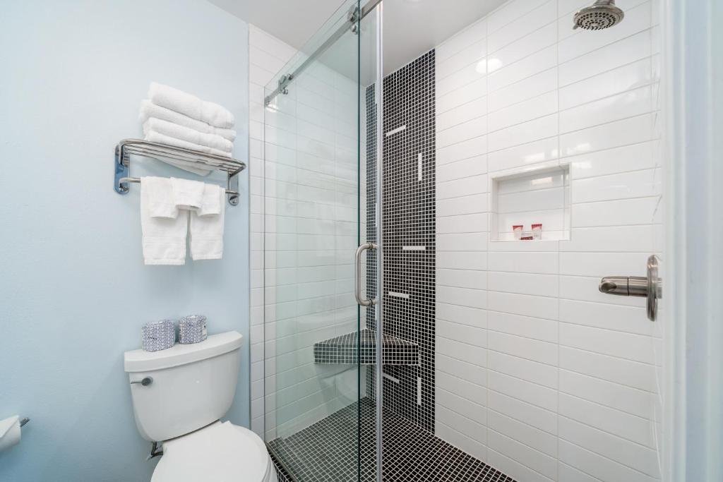 the hamilton lakefront and studio suites hot springs