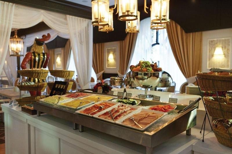 efteling wonder hotel theme park tickets included