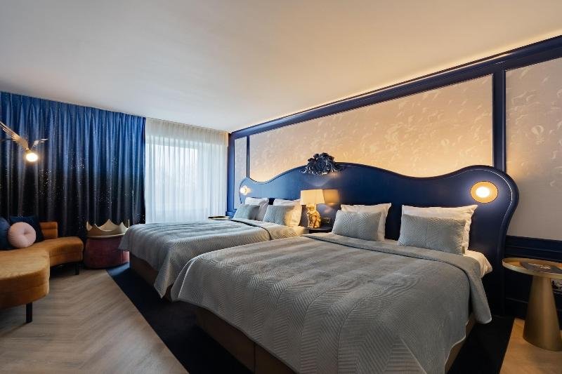 efteling wonder hotel theme park tickets included