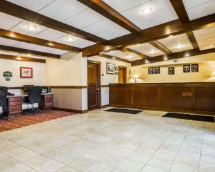 Clarion Inn & Suites At The Outlets Of Lake George,New York>>Lake George,3 star