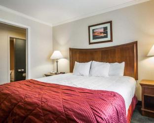 Clarion Inn & Suites At The Outlets Of Lake George,New York>>Lake George,3 star