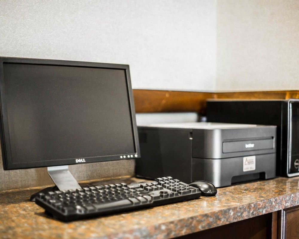 clarion inn and suites at the outlets of lake george