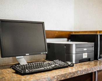 clarion inn and suites at the outlets of lake george
