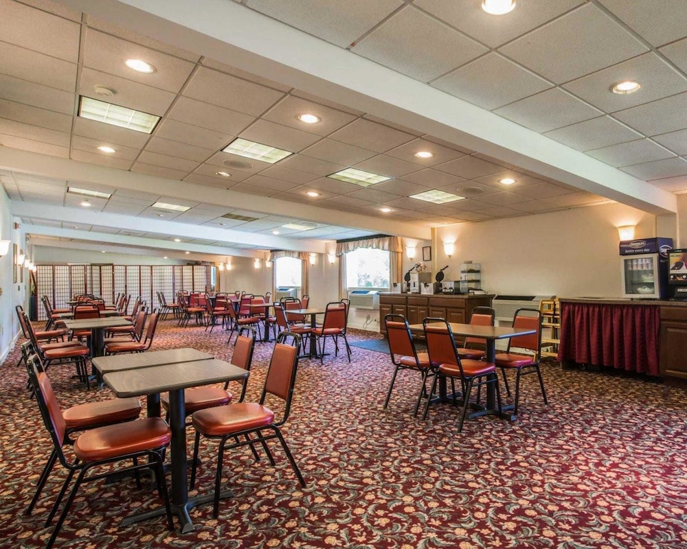 clarion inn and suites at the outlets of lake george