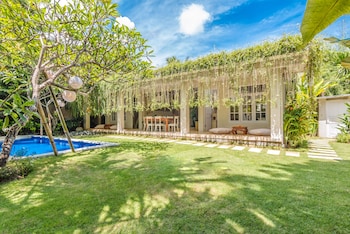 Villa Lodek Deluxe,Kuta>>Bali,4 star