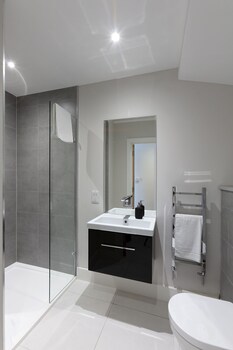 immaculate central windsor town house