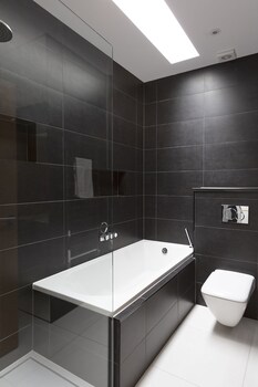 immaculate central windsor town house