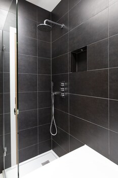 immaculate central windsor town house