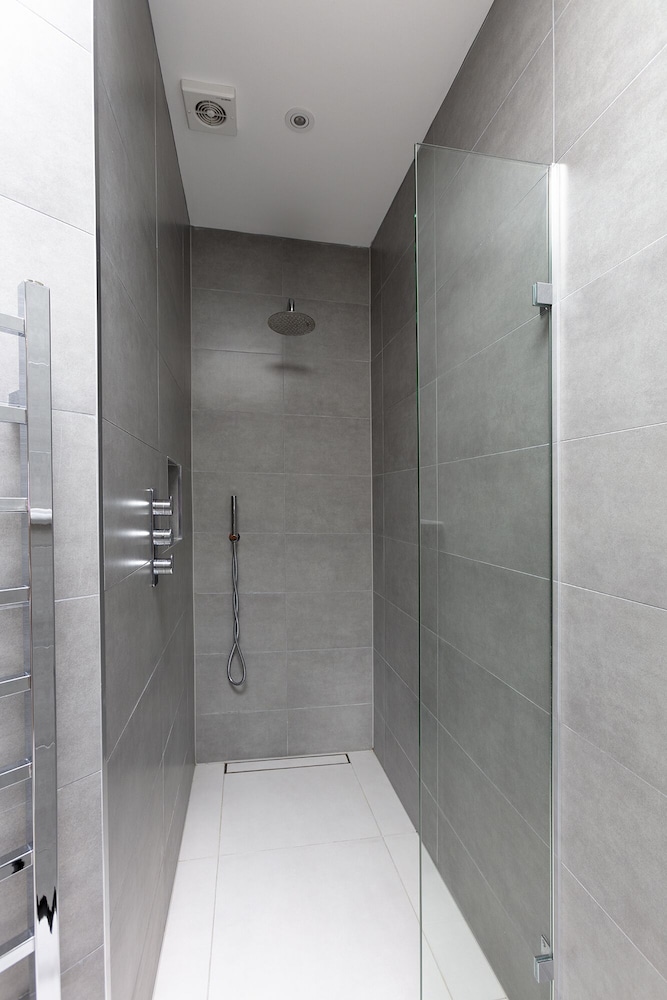 immaculate central windsor town house