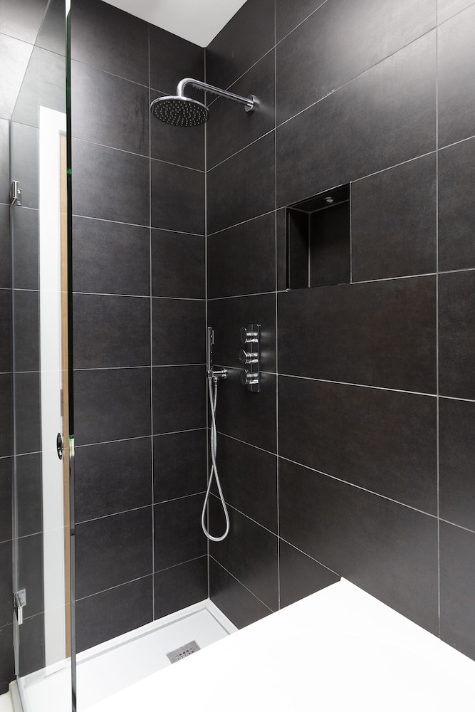 immaculate central windsor town house