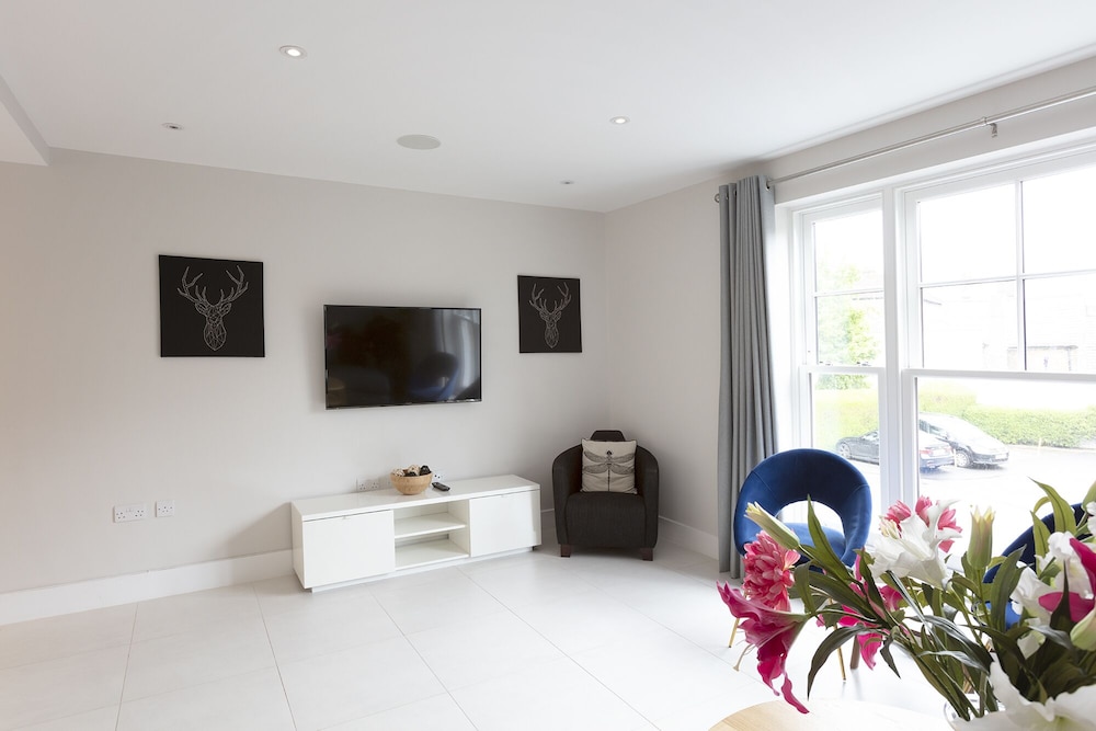 immaculate central windsor town house