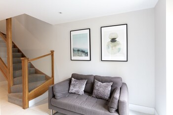 immaculate central windsor town house