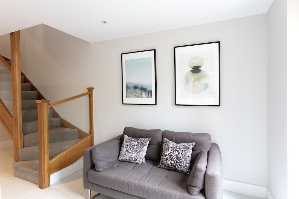 immaculate central windsor town house