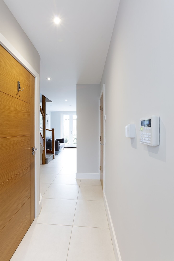 immaculate central windsor town house