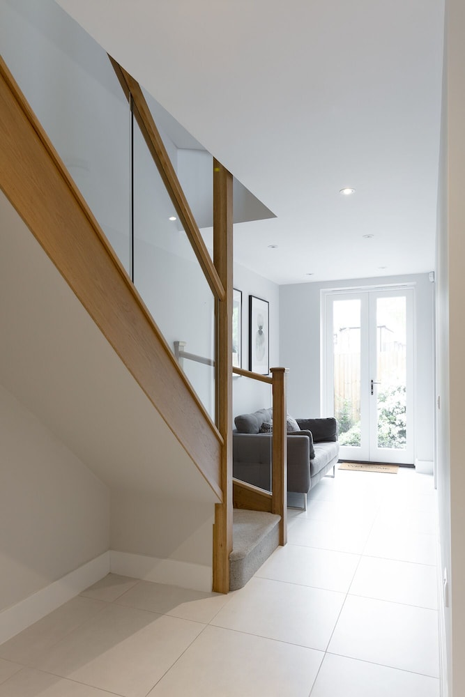 immaculate central windsor town house