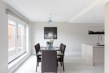 immaculate central windsor town house