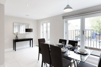 immaculate central windsor town house