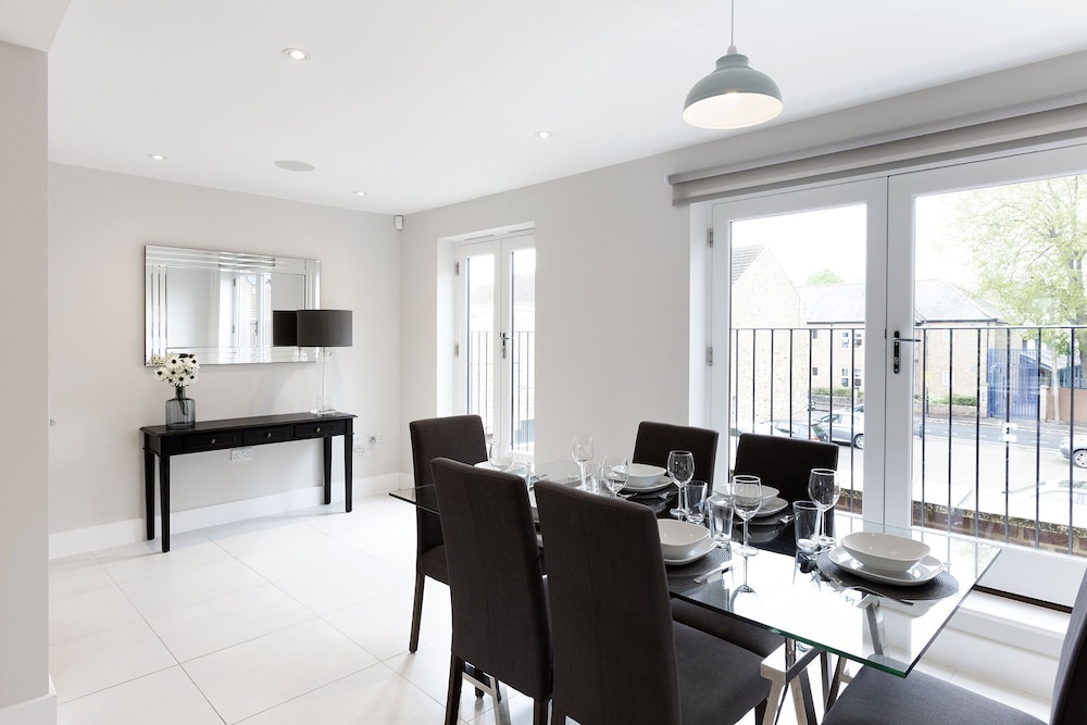 immaculate central windsor town house