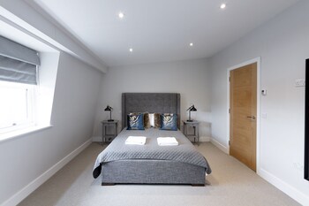 immaculate central windsor town house