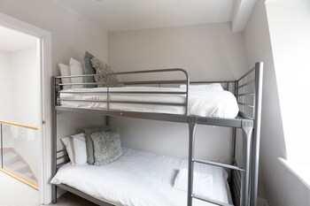 immaculate central windsor town house