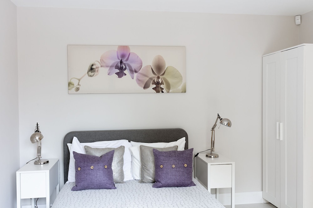 immaculate central windsor town house