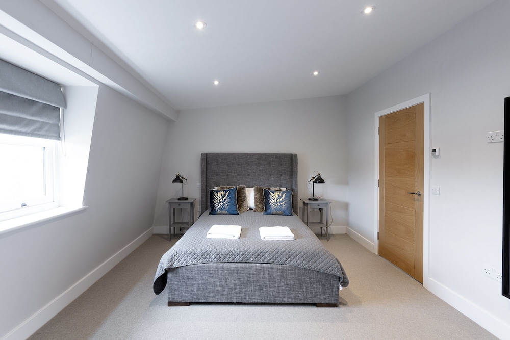 immaculate central windsor town house