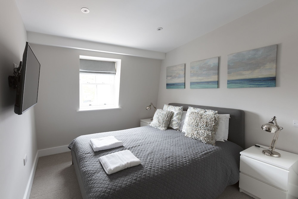 immaculate central windsor town house