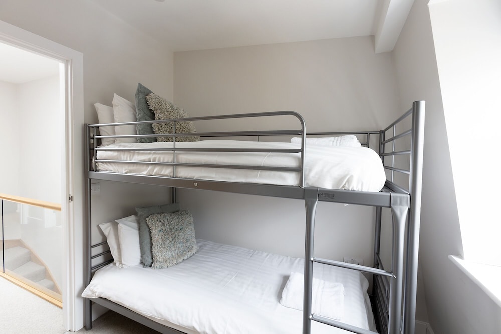 immaculate central windsor town house