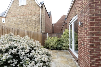 immaculate central windsor town house