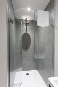 immaculate central windsor town house