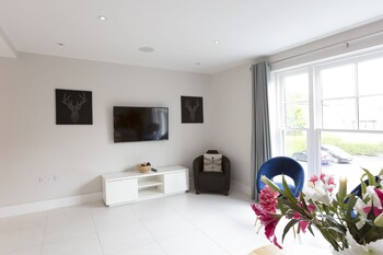 immaculate central windsor town house