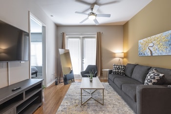 luxury med center fully equipped king sized bed condos