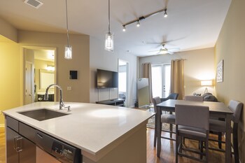 luxury med center fully equipped king sized bed condos