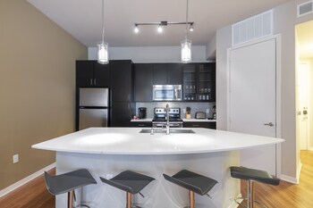 luxury med center fully equipped king sized bed condos