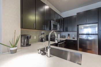 luxury med center fully equipped king sized bed condos