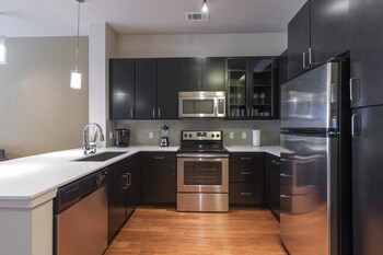 luxury med center fully equipped king sized bed condos