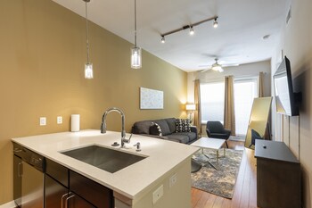 luxury med center fully equipped king sized bed condos