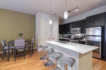 luxury med center fully equipped king sized bed condos