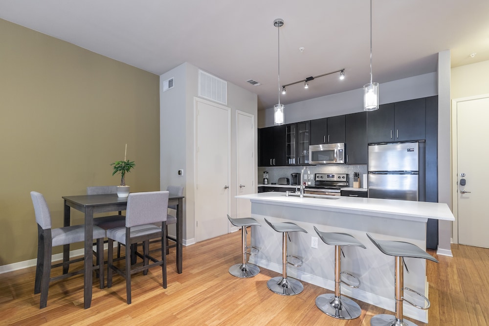 luxury med center fully equipped king sized bed condos