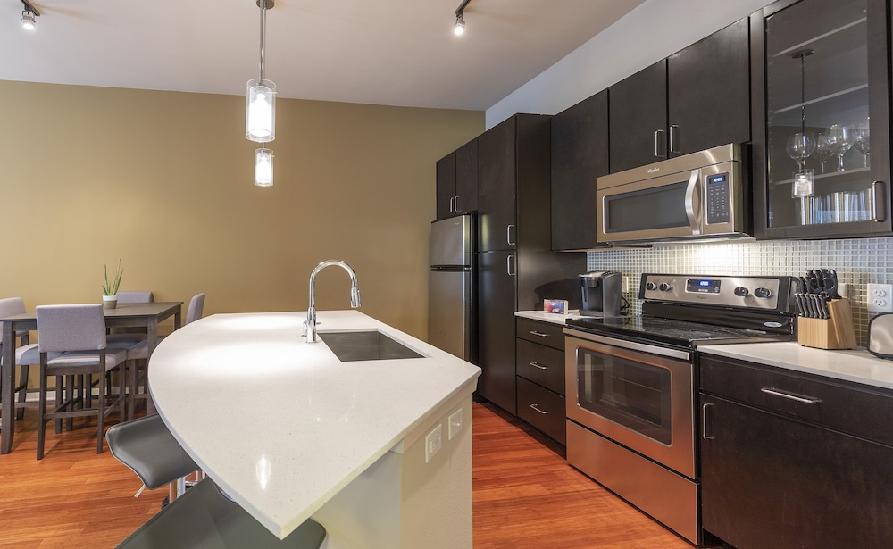luxury med center fully equipped king sized bed condos