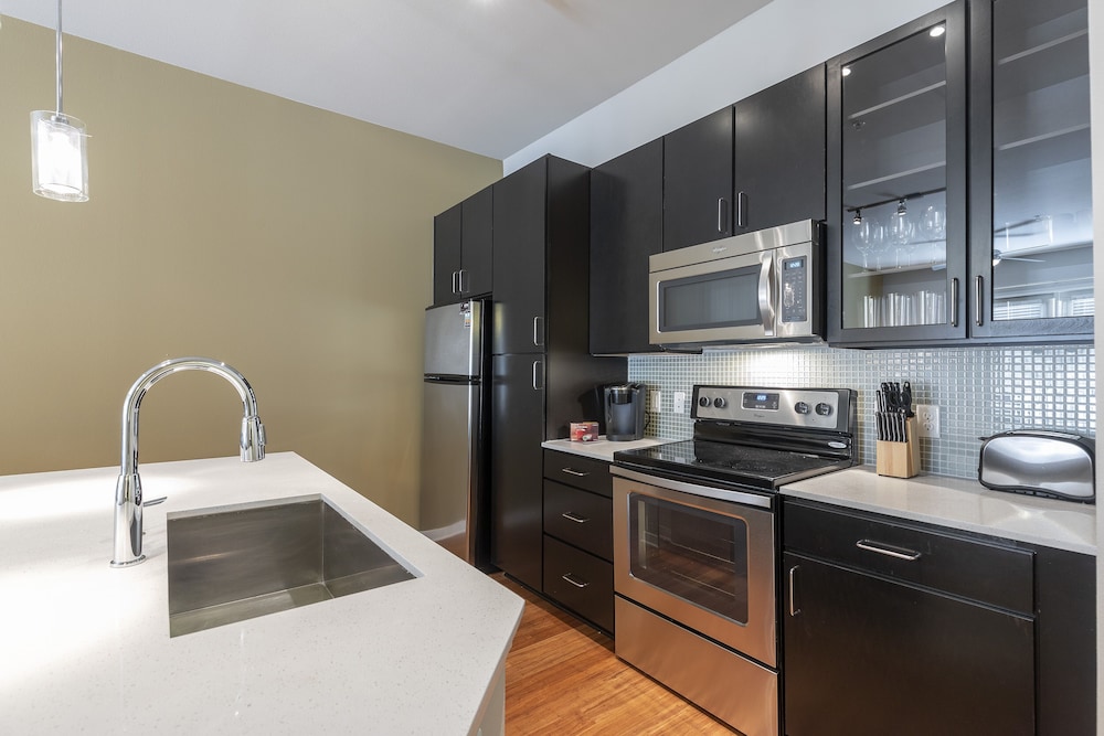 luxury med center fully equipped king sized bed condos
