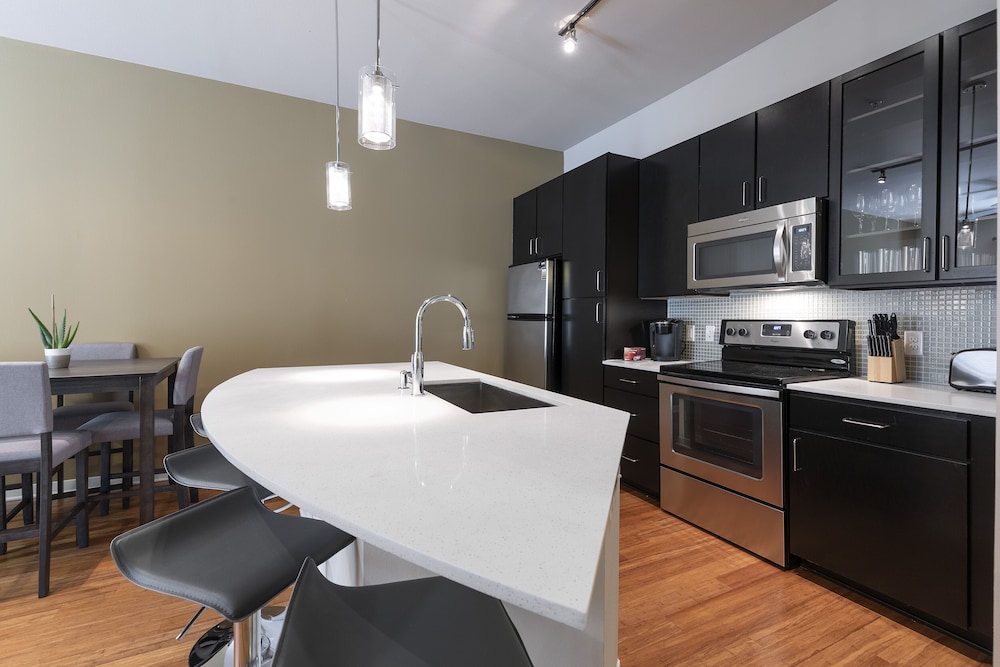 luxury med center fully equipped king sized bed condos